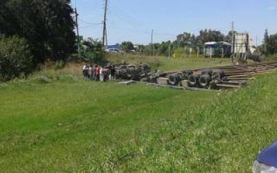 Volc� un cami�n en Camino del Buen Ayre: Hay heridos