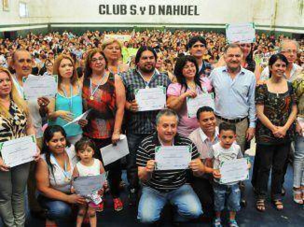 Multitudinario acto de colaci�n del Plan Fines en Varela