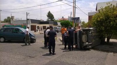 Espectacular choque y vuelco en Paran� y Terrada