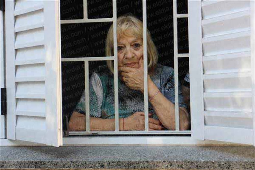 Un ladr�n disfrazado de cartero enca�on� a jubilada en su casa     