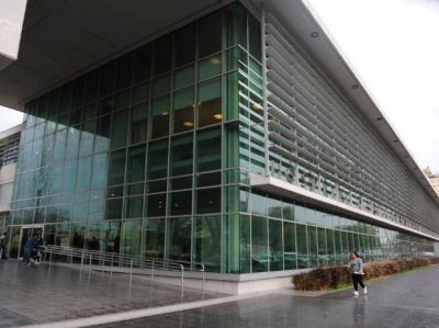 Un joven fue baleado cuando estaba dentro de su casa de la zona oeste y su estado es reservado