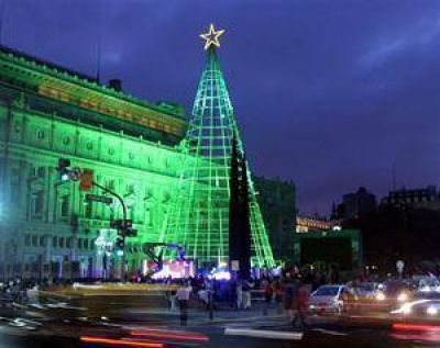 Un �rbol de Navidad gigante en el centro, a beneficio de la lucha contra la leucemia