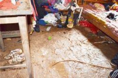 Una familia que duerme sobre colchones mojados pide una vivienda