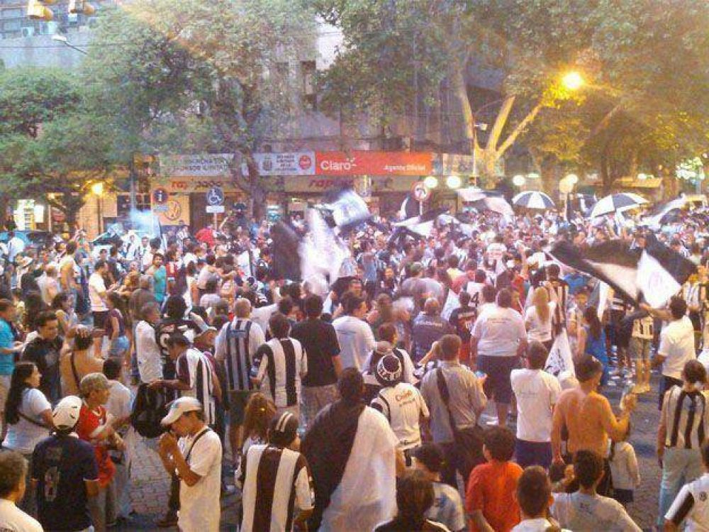 Miles de hinchas festejaron en el kilmetro cero de Mendoza