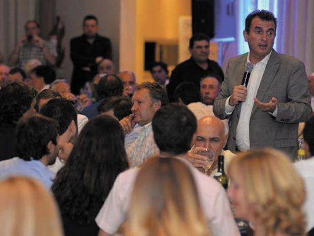 P�rez particip� de una cena con empresarios en Maip� y present� obras para ese departamento