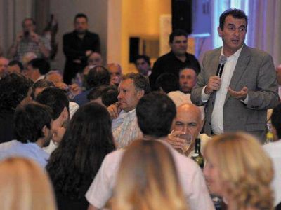 P�rez particip� de una cena con empresarios en Maip� y present� obras para ese departamento
