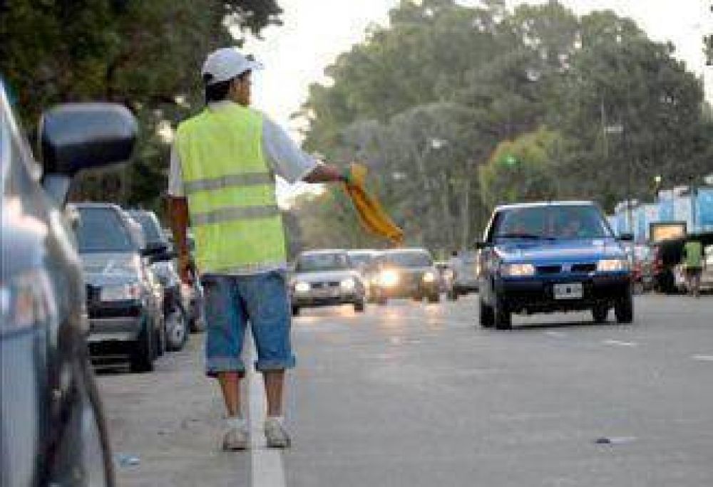Trapitos en Quilmes, �con o sin derecho a trabajar en la calle?