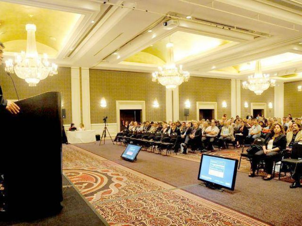 Guti�rrez expuso en encuentro de Parques Industriales