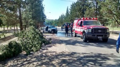 Dos j�venes murieron al volcar su auto