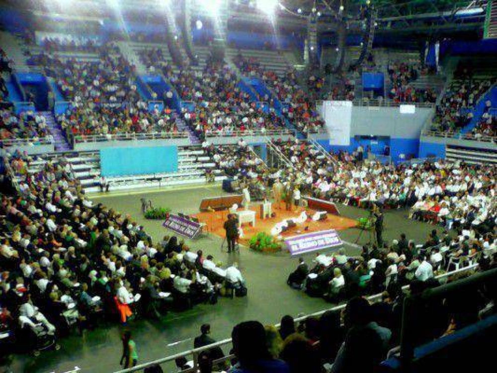Una multitud en las asambleas de los testigos de Jehov