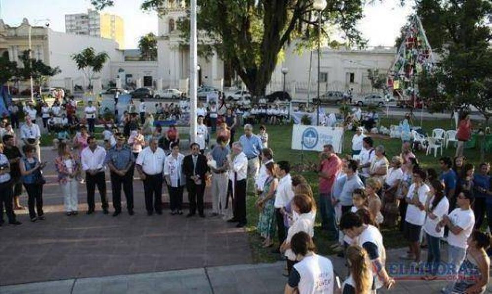 Con el �rbol de la solidaridad de fondo, comenzaron las actividades por la �ande Navidad
