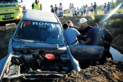 Conductor herido tras caer a zanja de un canal de desag�e frente al barrio Gesta de Malvinas