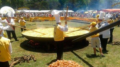 Pig�� festej� con la tradicional omelette gigante