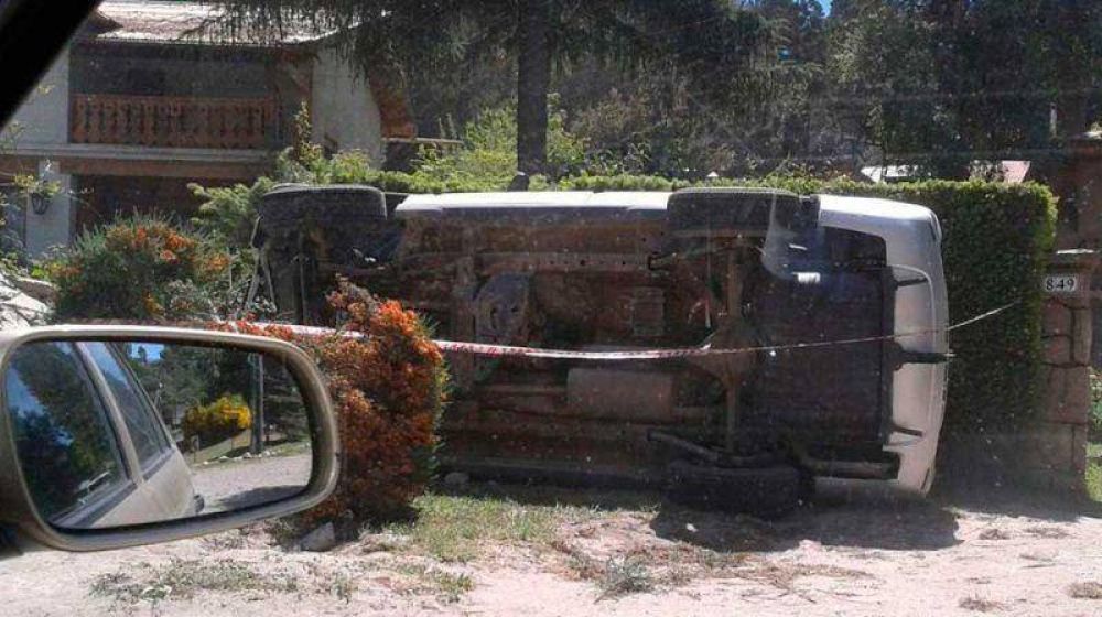 El padre de un joven de 18 a�os que choc� la camioneta contra un nicho de gas y luego volc�, sufri� un infarto al ver el estado en el que qued� su veh�culo, seg�n confiaron fuentes policiales.