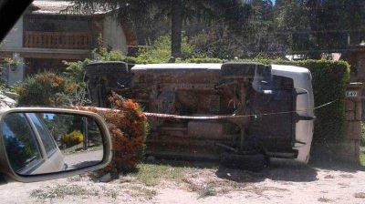 El padre de un joven de 18 a�os que choc� la camioneta contra un nicho de gas y luego volc�, sufri� un infarto al ver el estado en el que qued� su veh�culo, seg�n confiaron fuentes policiales.