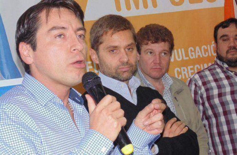 C�sar Vargas anunci� su decisi�n de participar en pol�tica acompa�ado