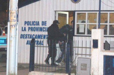 Detienen a un hombre exhibiendo sus partes �ntimas a ni�os en una plaza