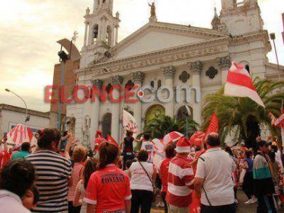 Los hinchas de Atl�tico Paran� festejaron en la plaza central de la ciudad el hist�rico ascenso