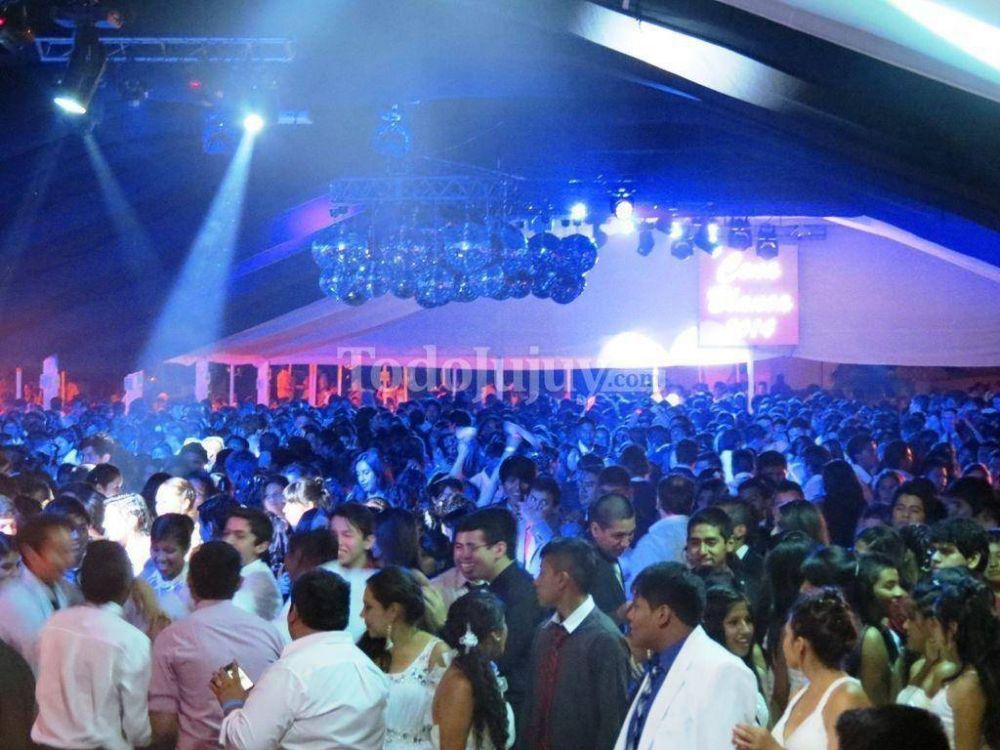 Los egresados brillaron en su Cena Blanca