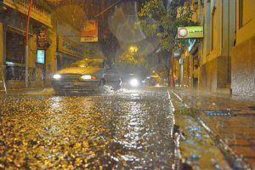 El alivio ante el agobiante calor lleg� con granizo en el interior y lluvias muy intensas