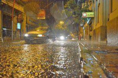 El alivio ante el agobiante calor lleg� con granizo en el interior y lluvias muy intensas