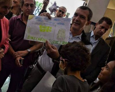 Antonio Banderas se llev� un dibujo hecho por una ni�a santiague�a