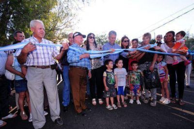 Poggi inauguró 25 cuadras de pavimento en Los Cajones