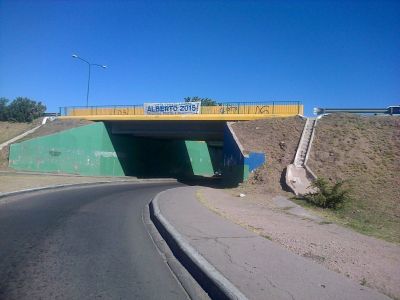 Seguidores de Rodr�guez Sa� colocaron pasacalles con la leyenda �Alberto 2015�