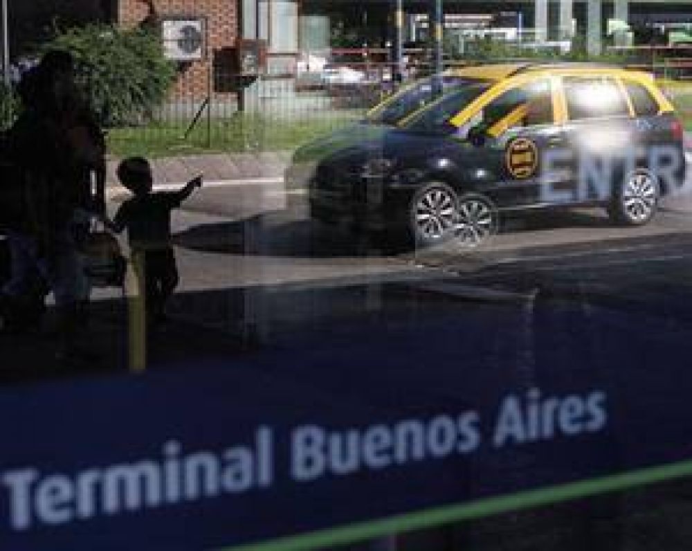 Levantar pasajeros en Retiro, un beneficio para unos pocos taxistas