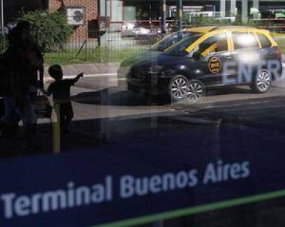 Levantar pasajeros en Retiro, un beneficio para unos pocos taxistas