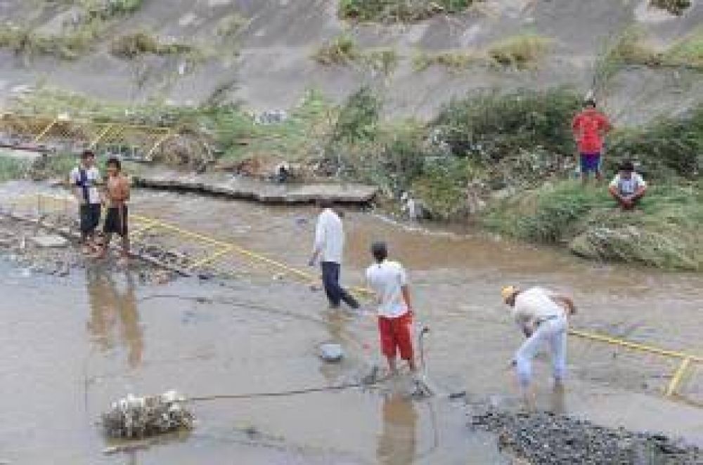 Vecinos reclaman que se busque al joven que cay� al canal Sur