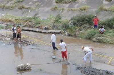 Vecinos reclaman que se busque al joven que cay� al canal Sur