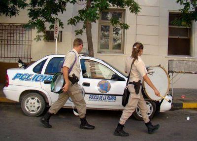 Polic�as pampeanos se sumaron a las protestas en R�o Negro