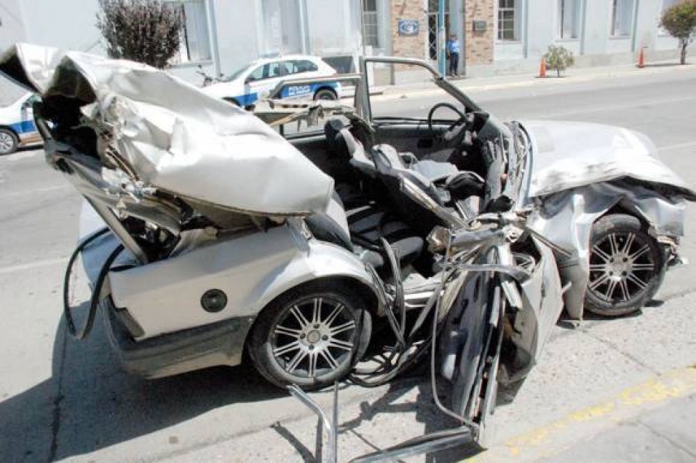 Joven salva milagrosamente su vida tras incrustar su auto en un cami�n