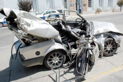 Joven salva milagrosamente su vida tras incrustar su auto en un cami�n