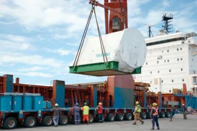 El arribo de un buque con equipamiento petrolero moviliza a un centenar de personas en el puerto local