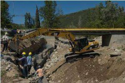 Comenzaron a ensanchar el cauce del r�o Ambato en El Rodeo