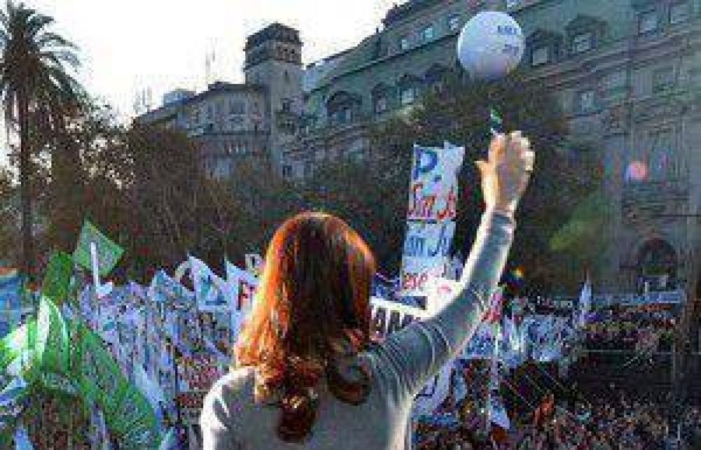 En la Plaza, Cristina se mostrar� al frente de todos los presidenciales oficialistas