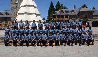 Con anuncio del 30 por ciento de aumento salarial, Weretilneck encabez� el acto por el D�a de la Polic�a