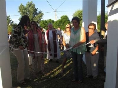 La comunidad cristiana local inaugur� ayer la capilla �Nuestra Se�ora de Lourdes� en el Barrio Los Troncos