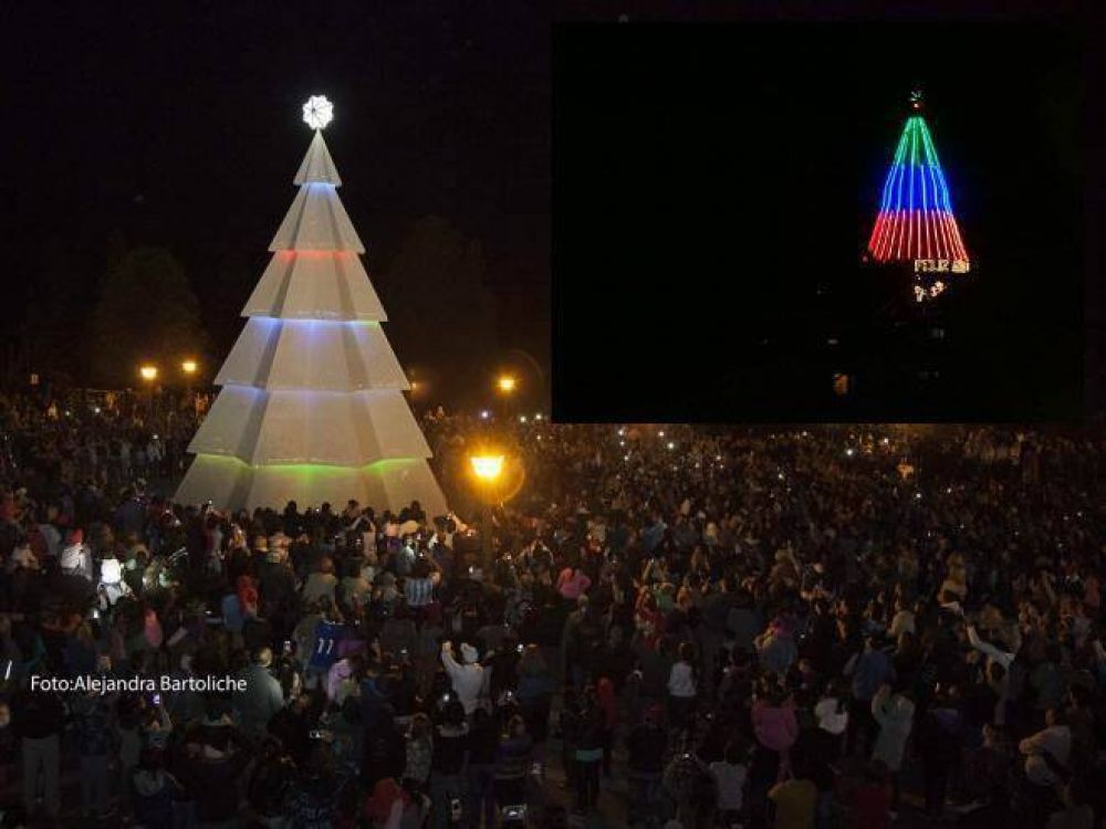 Dos �rboles gigantes iluminan las fiestas en Bariloche