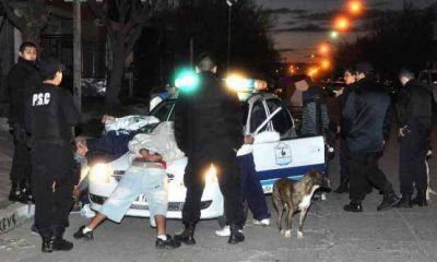 Grupo de j�venes hiri� a un polic�a y rompi� la luneta de patrullero