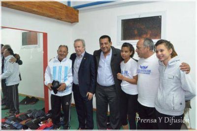 Peralta presente en la inaguraci�n del nuevo gimnasio de Los Antiguos.