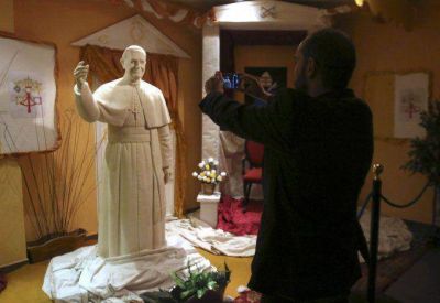Un manjar divino: hacen una r�plica del Papa Francisco con 350 kilos de chocolate blanco