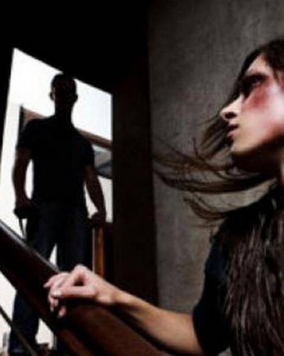 Una mujer detenida denuncia maltratos de su ex pareja
