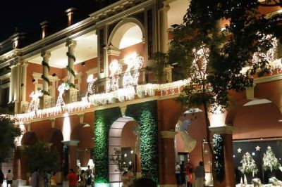 Las fachadas de los edificios p�blicos lucen iluminaci�n navide�a