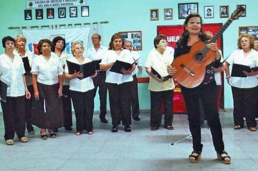 Colorida muestra de los talleres del Club de los Abuelos