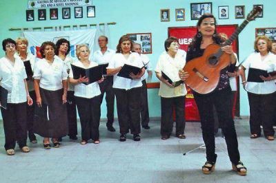 Colorida muestra de los talleres del Club de los Abuelos