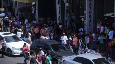 Llega fin de a�o y los vendedores ambulantes invaden las veredas porte�as
