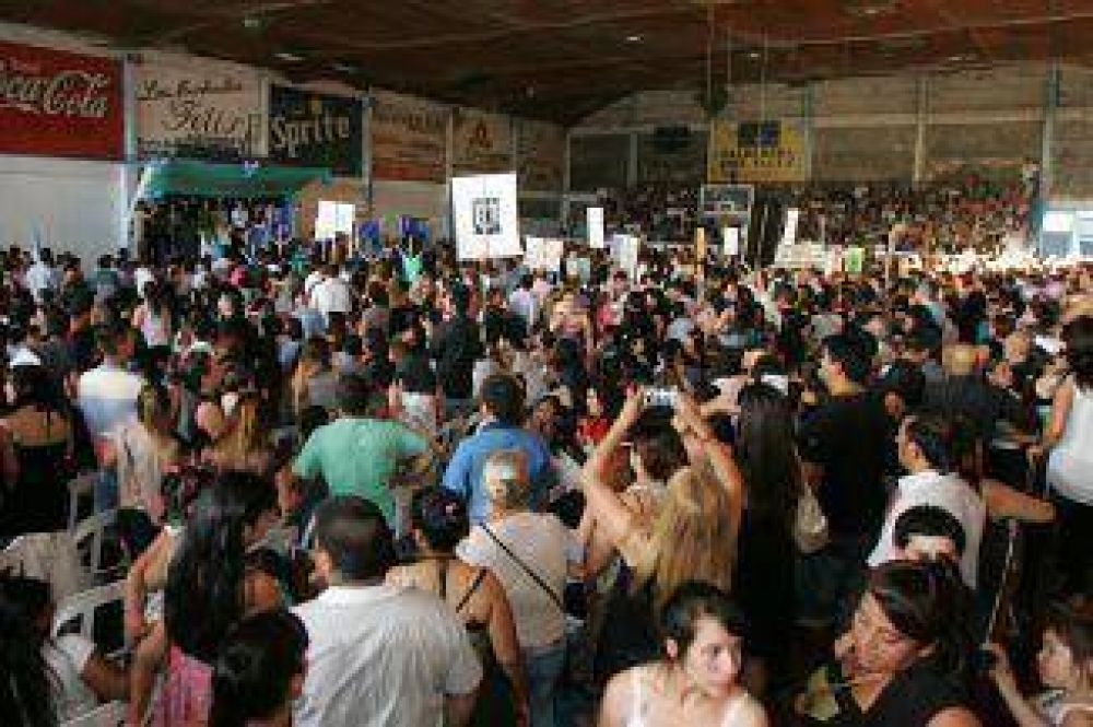 Entregaron diplomas del plan FinEs 2 a 1900 alumnos quilme�os
